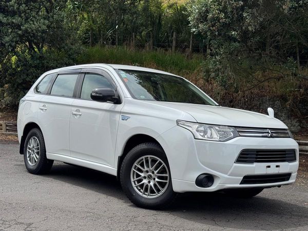 2013 Mitsubishi Outlander Hybrid/ 4WD/ Mags/ Part Lether Seats